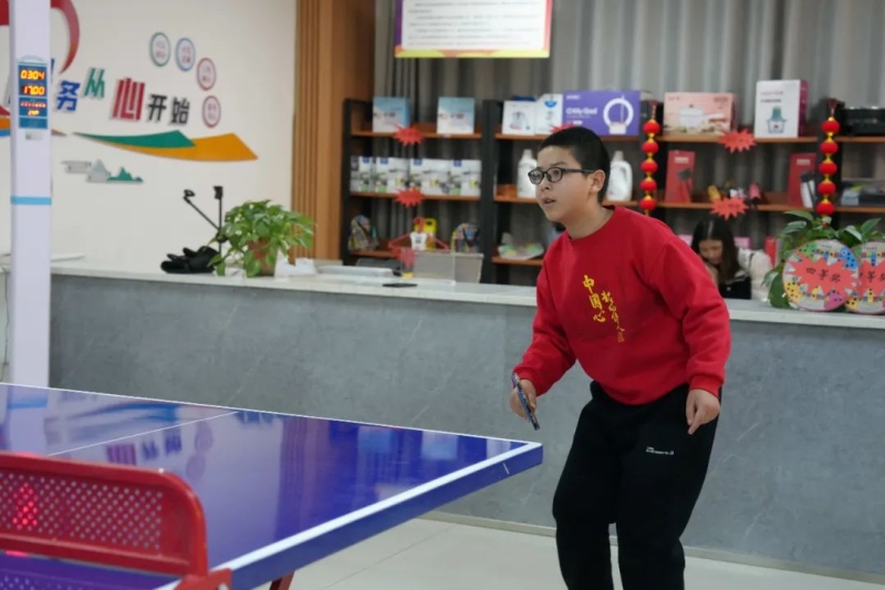 片绿茵场地